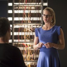 The Flash: Tom Cavanagh ed Emily Bett Rickards nella puntata Flash vs. Arrow