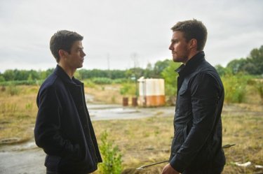 The Flash: Grant Gustin e Stephen Amell nella puntata intitolata Flash vs. Arrow