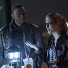 The Flash: David Ramsey ed Emily Bett Rickards in una scena della puntata Flash vs. Arrow