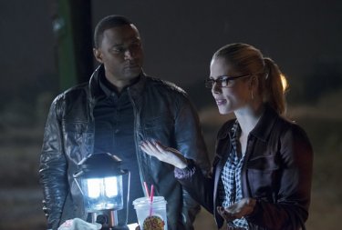 The Flash: David Ramsey ed Emily Bett Rickards in una scena della puntata Flash vs. Arrow