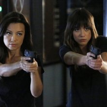Agents of S.H.I.E.L.D.: Ming-Na Wen e Chloe Bennet in Ye Who Enter Here 