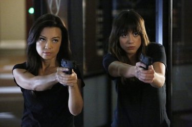 Agents of S.H.I.E.L.D.: Ming-Na Wen e Chloe Bennet in Ye Who Enter Here