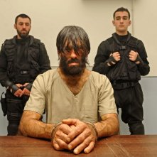 La Metamorfosi del Male: Brian Scott O'Connor sottoposto ad interrogatorio in una scena del film horror