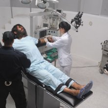 La Metamorfosi del Male: Brian Scott O'Connor sotto osservazione in una scena del film