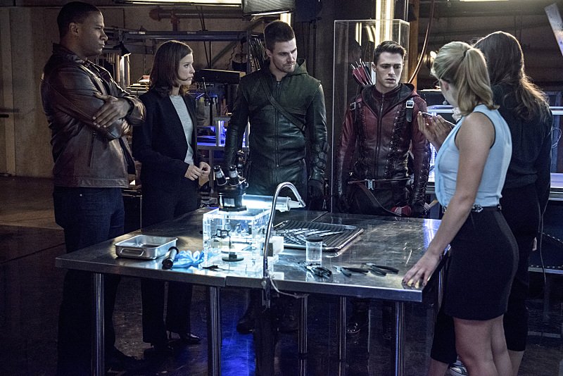 Arrow: David Ramsey, Audrey Marie Anderson, Stephen Amell, Colton Haynes, Danielle Panabaker ed Emily Bett Rickards in The Brave and the Bold