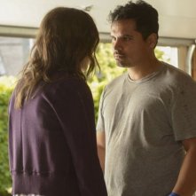 Gracepoint: Michael Peña in una scena della nona puntata