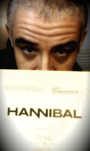 Hannibal, terza stagione - Fortunato Cerlino con il copione del primo episodio della terza stagione!