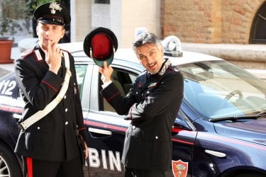 Ma tu di che segno 6?: Vincenzo Salemme con Angelo Pintus in una scena del film