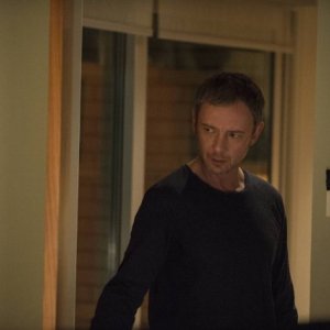 Intruders: John Simm in una scena della serie