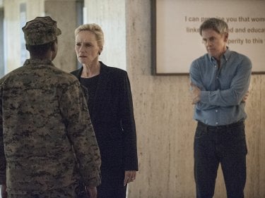 Homeland: Laila Robins e Mark Moses in 13 Hours in Islamabad