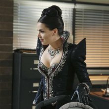 C'era una volta: Lana Parrilla interpreta Regina in Shattered Sight