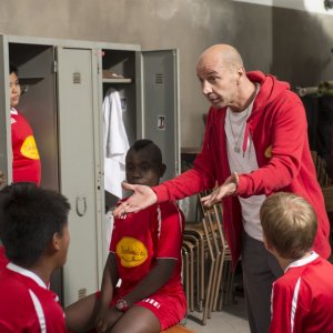 Il ricco, il povero e il maggiordomo: Aldo Baglio nei panni dell'allenatore di calcio in una scena del film