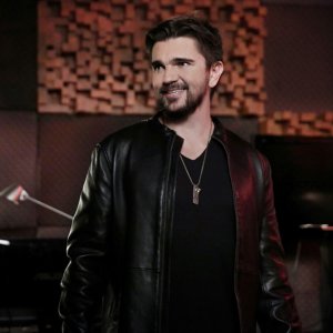 Jane the Virgin: la guest star Juanes in una scena dell'episodio Chapter Eight