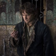 Lo Hobbit: La Battaglia delle Cinque Armate, Martin Freeman con l'anello magico in una scena del film