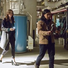 The Flash: Danielle Panabaker e Carlos Valdes in The Man in the Yellow Suit