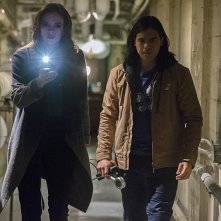 The Flash: Danielle Panabaker e Carlos Valdes interpretano Caitlin e Cisco in The Man in the Yellow Suit