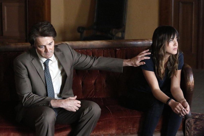 Agents of S.H.I.E.L.D.: Kyle MacLachlan e Chloe Bennet in una scena dell'episodio What They Become