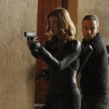 Agents of S.H.I.E.L.D.: Adrianne Palicki e Nick Blood in una scena dell'episodio What They Become