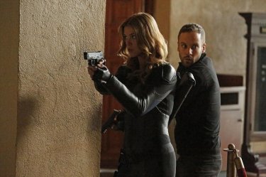 Agents of S.H.I.E.L.D.: Adrianne Palicki e Nick Blood in una scena dell'episodio What They Become