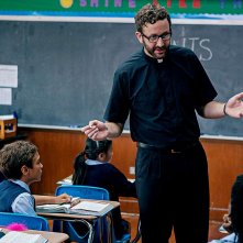 St. Vincent: Chris O'Dowd nei panni di Fratello Geraghty in una scena