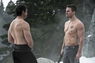 Arrow: Matt Nable e Stephen Amell in una scena di The Climb