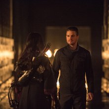 Arrow: Stephen Amell e Katrina Law nella puntata intitolata The Climb