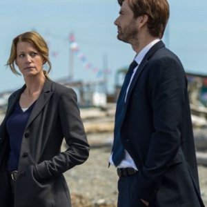 Gracepoint: Anna Gunn e David Tennant in una scena della decima puntata