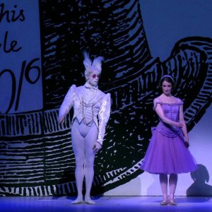 Royal Opera House - Alice nel Paese delle Meraviglie: Lauren Cuthbertson con Edward Watson in una scena dello spettacolo teatrale