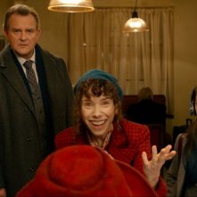 Paddington: l'orsetto Paddington familiarizza con i Brown in una scena del film