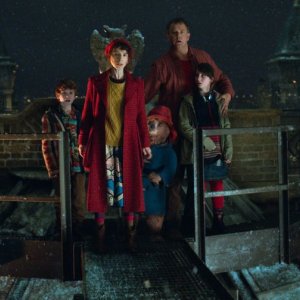 Paddington: i Brown sul tetto insieme all'orsetto Paddington in una scena