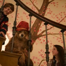 Paddington: Madeleine Harris con Samuel Joslin e l'orso Paddington in una scena del film 