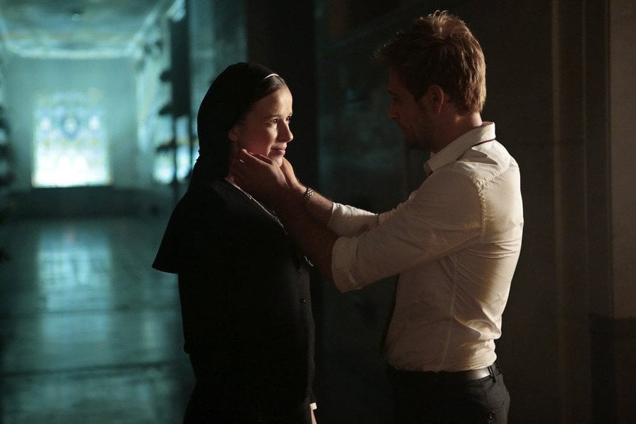 Constantine: Claire van der Boom e Matt Ryan nell'episodio intitolato The Saint of Last Resorts (1)