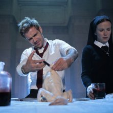 Constantine: Matt Ryan e Claire van der Boom in The Saint of Last Resorts (1)