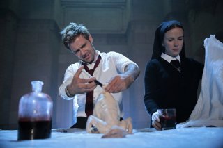Constantine: Matt Ryan e Claire van der Boom in The Saint of Last Resorts (1)