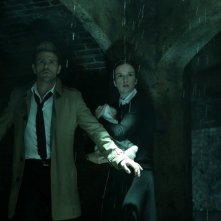 Constantine: Matt Ryan e Claire van der Boom in una scena della puntata The Saint of Last Resorts (1)