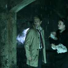 Constantine: Matt Ryan e Claire van der Boom in The Saint of Last Resorts (1)
