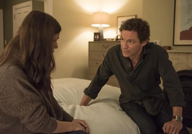 The Affair: Maura Tierney e Dominic West in una scena del nono episodio