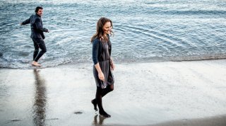 Knight of Cups: Natalie Portman e Christian Bale sulla battigia