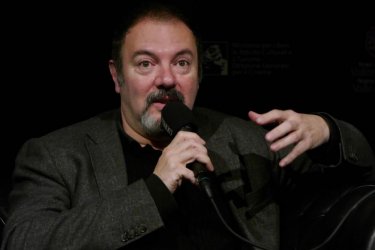 Un primo piano di Carlo Lucarelli a Courmayeur Noir in Festival