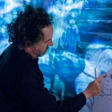 Big Eyes: Tim Burton sul set del film si occupa delle scenografie