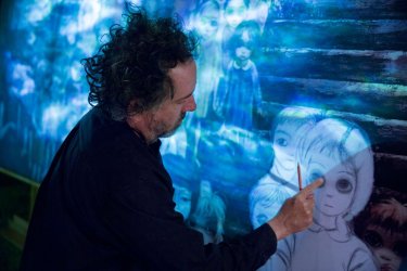 Big Eyes: Tim Burton sul set del film si occupa delle scenografie