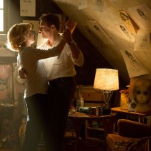 Big Eyes: Amy Adams e Christoph Waltz nei panni dei coniugi Keane in una scena del film