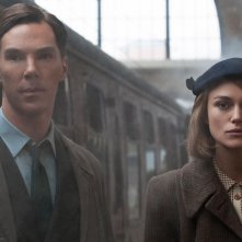 The Imitation Game: Benedict Cumberbatch in una scena con Keira Knightley