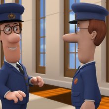 Postino Pat - Il Film: Pat guarda sospettoso il robot postino in una scena del film animato