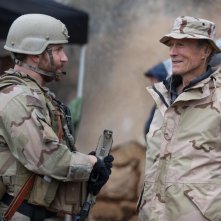 American Sniper: Bradley Cooper con il regista Clint Eastwood in una foto dal set