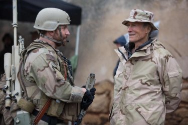 American Sniper: Bradley Cooper con il regista Clint Eastwood in una foto dal set