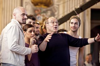 Cenerentola: Carlo Verdone con i suoi ballerini sul palcoscenico