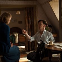 The Imitation Game: Benedict Cumberbatch e Keira Knightley in una romantica immagine del film