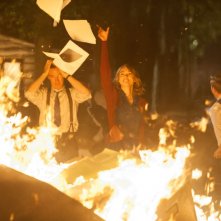 The Imitation Game: Benedict Cumberbatch insieme a Keira Knightley in una movimentata scena del film