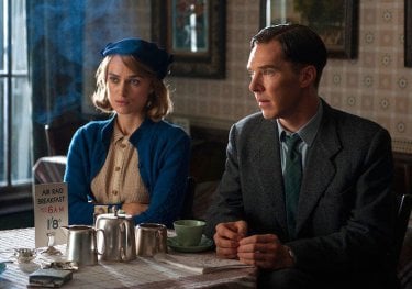 The Imitation Game: Benedict Cumberbatch e Keira Knightley in una scena del film